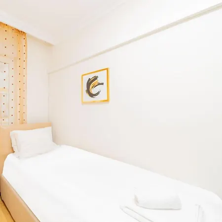 Flat Close To With Balcony In Konyaalti Apartment