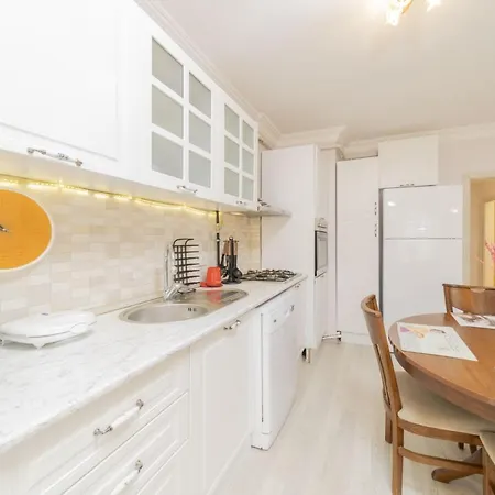 Flat Close To With Balcony In Konyaalti *